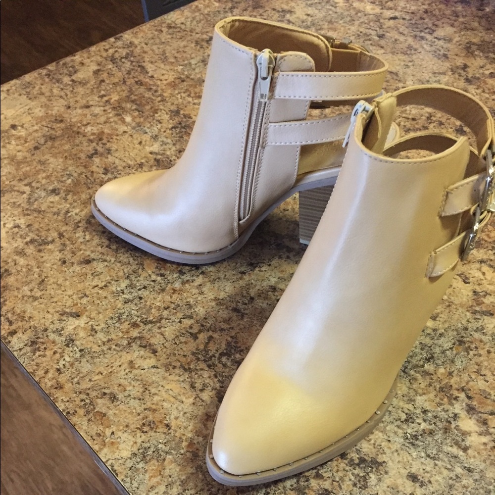 NWOT Charlotte Russe Chunky Heel Booties Size 9